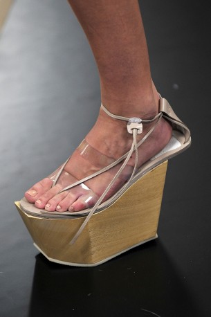 Acne Spring/Summer 2011 clogs, photo Vogue Acne Spring/Summer 2011 clogs